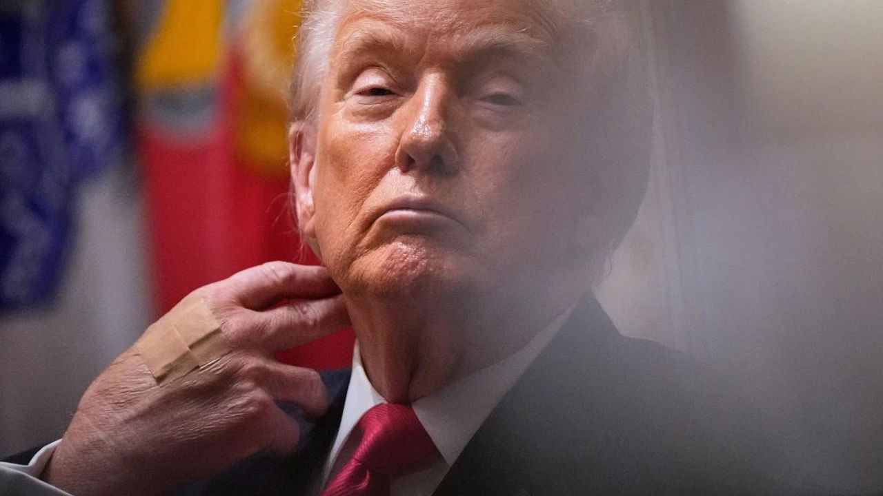 Трамп отменил все документы, подписанные автопером Байдена.