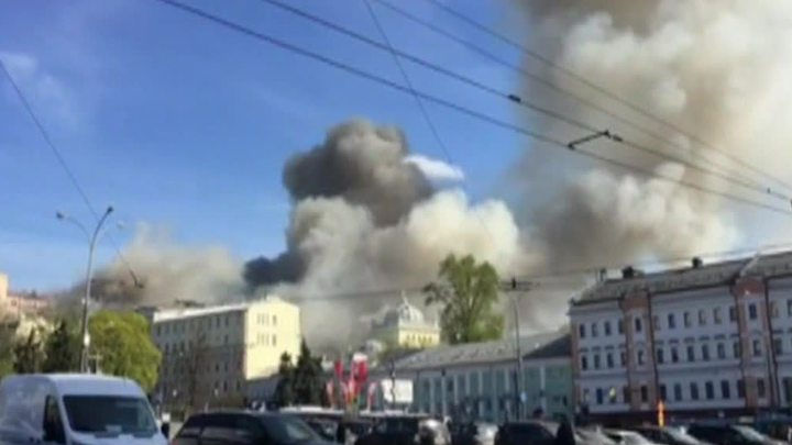 Incendiu devastator într-un bloc: Au intervenit zeci de echipaje de pompieri. Foto: vesti.ru