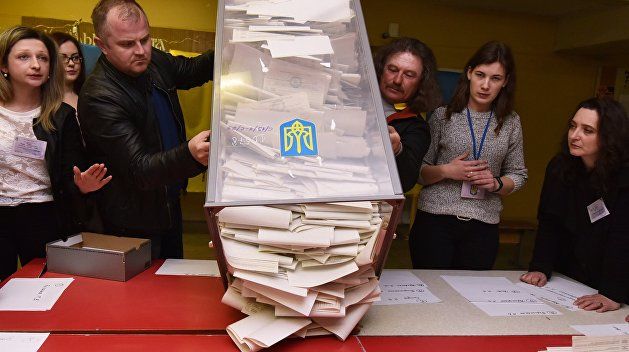 Зеленский сохраняет лидерство на выборах после обработки 85% протоколов.