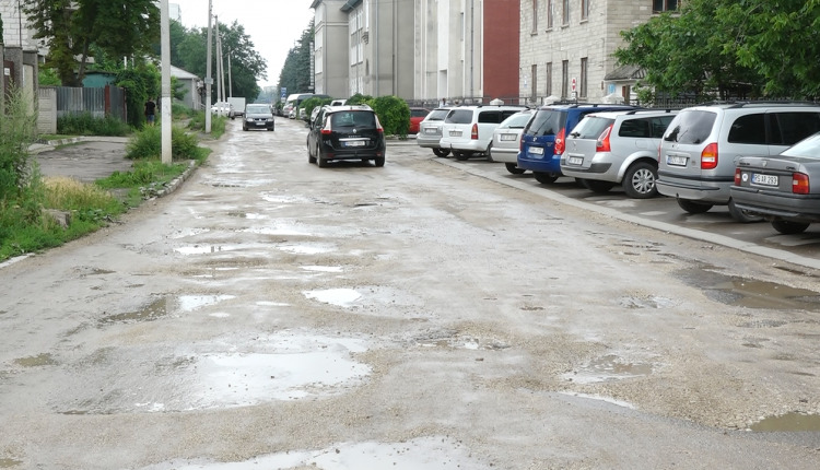 Водители в Бельцах возмущены состоянием дорог.