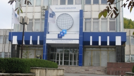 На место прибыли пожарные и полиция. Здание оцеплено.