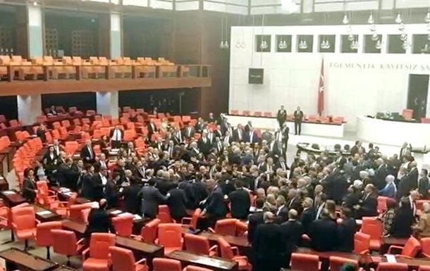 Массовая драка произошла в парламенте Турции.