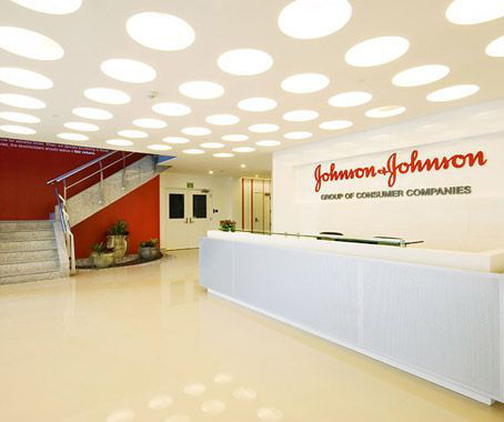 Johnson &amp; Johnson приостанавливает поставки средств личной гигиены в Россию.