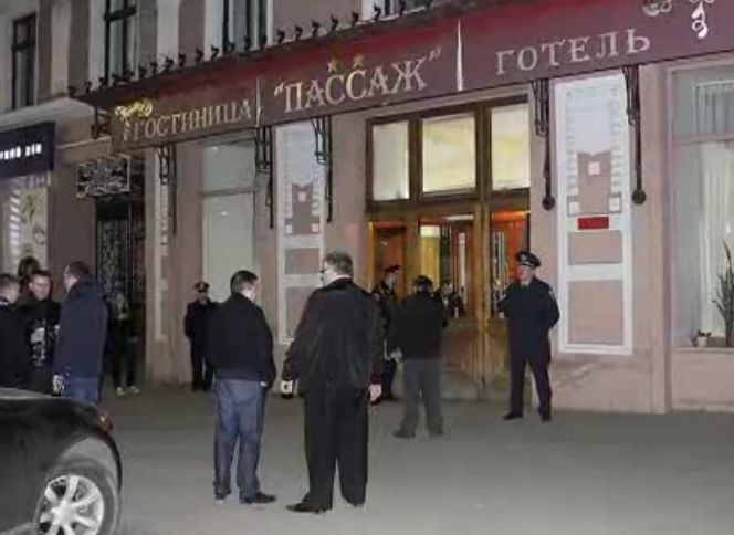 Оба были жестоко зарезаны, причем директору нанесли пять ножевых ранений.