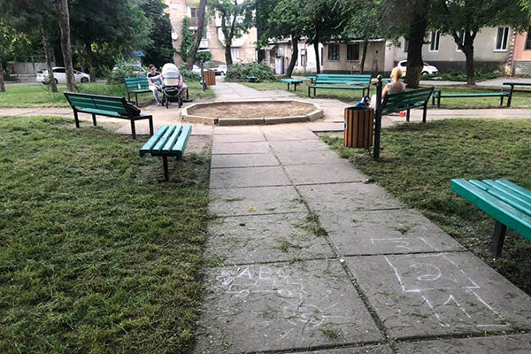 Обустройство сквера на ул. Георге Кошбук будет готово в августе.