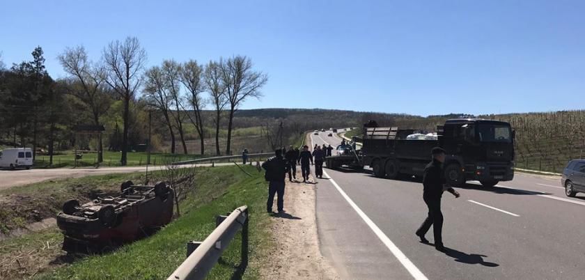 Șoferul unui microbuz care s-a răsturnat într-o râpă după ce s-a izbit violent într-un camion. Foto: Facebook.com // Dart Vader