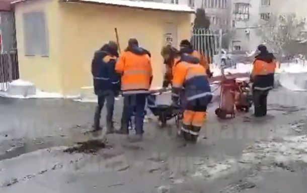 В Киеве укладка асфальта в лужи попала на видео.