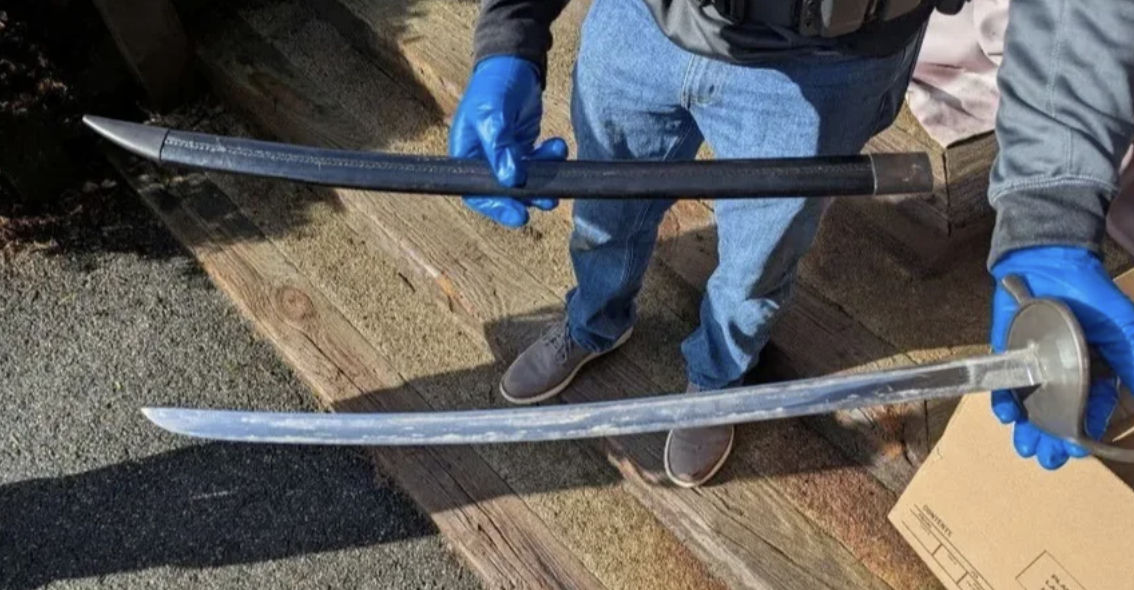 Американец угрожал Трампу в Facebook, а ФБР он встречал с мечом.