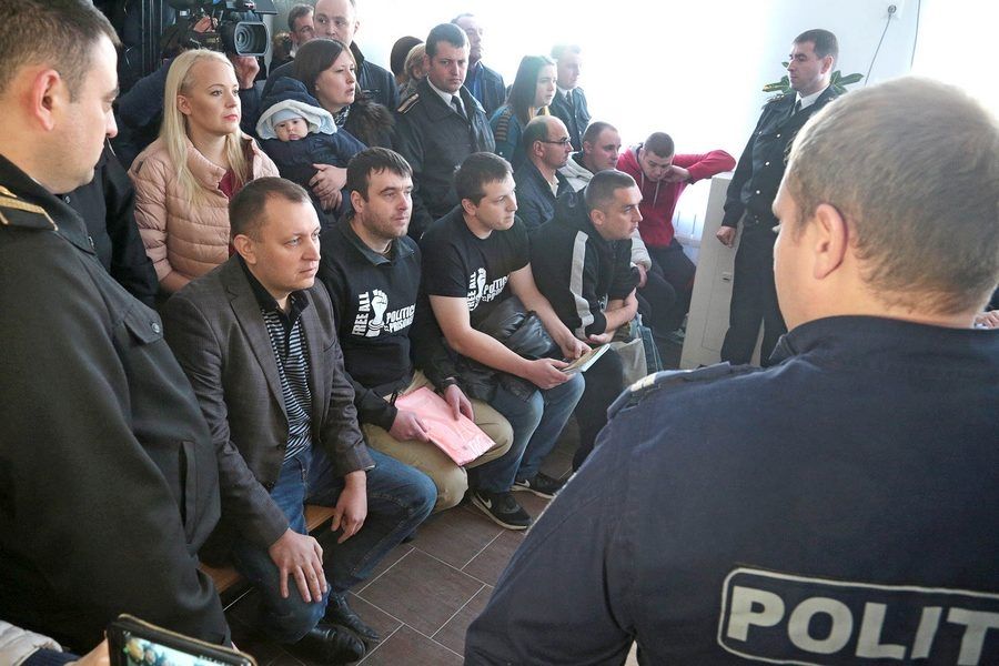 В нарушение Конституции прокуроры вновь требуют продления меры пресечения ”группе Петренко”.