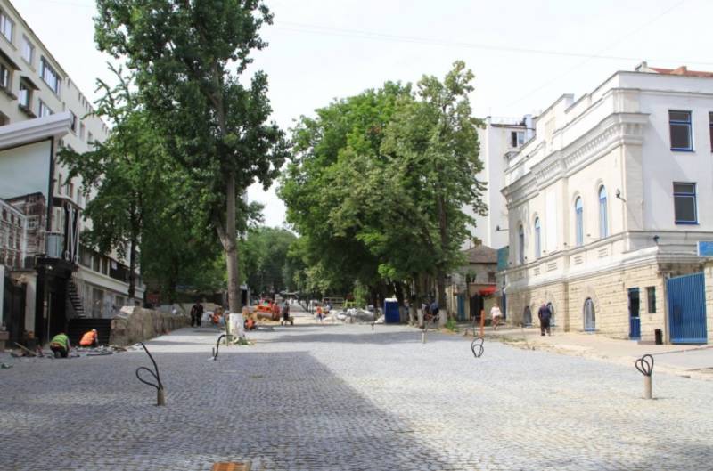 осталось лишь обустроить проезжие части через улицы Александр чел Бун и Космонавтов.