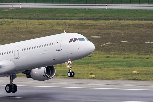 Cursă aeriană München-Chişinău, anulată: Bucăți de pneu pe pistă