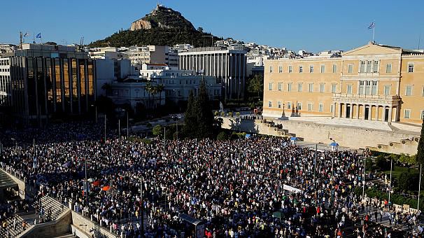 Люди протестуют против политики правительства Алексиса Ципраса, приведшей к росту цен.