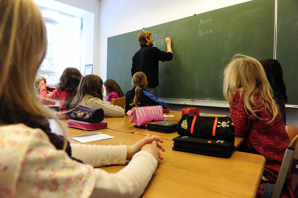 Английский язык станет обязательным предметом, в то время как преподавание русского языка будет факультативным.