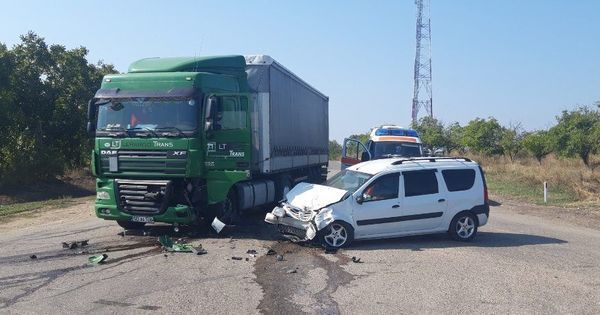 В Страшенах автомобиль столкнулся с грузовиком.