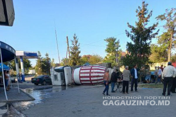 Автобетоносмеситель перевернулся в селе Баурчи.