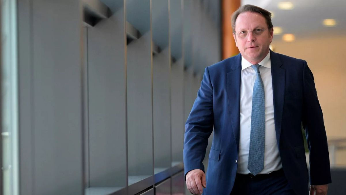 La Bruxelles crește presiunea asupra lui Oliver Varhelyi din cauza unui scandal de spionaj.