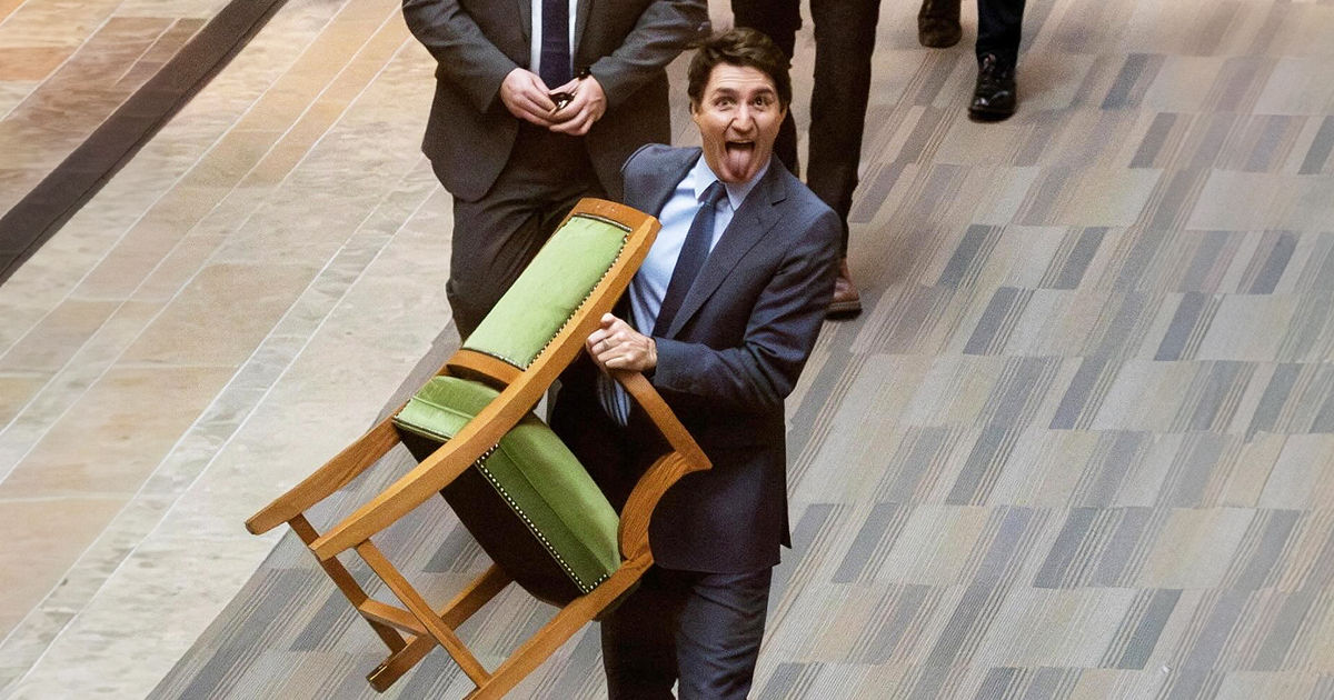 Fotografia cu Trudeau care pleacă din funcție împreună cu scaunul său, virală în Canada.
