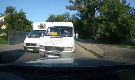 Haos în trafic. Cum a fost surprins un șofer de microbuz de pe ruta 184 din Capitală. Foto: Captură video