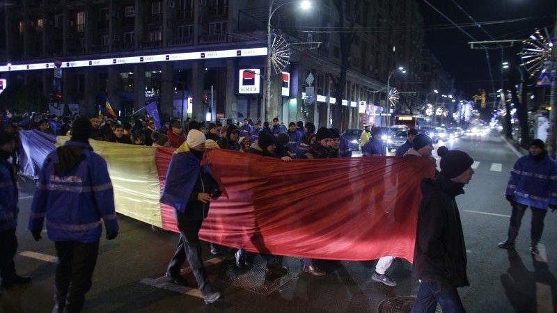 Mii de români au ieşit din nou în stradă: Hoţia sufocă România. Foto: protv.ro