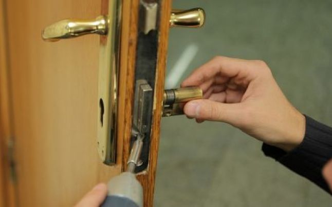 Un minor, originar din Dubăsarii Vechi, jefuia apartamentele din capitală ziua în amiaza mare.