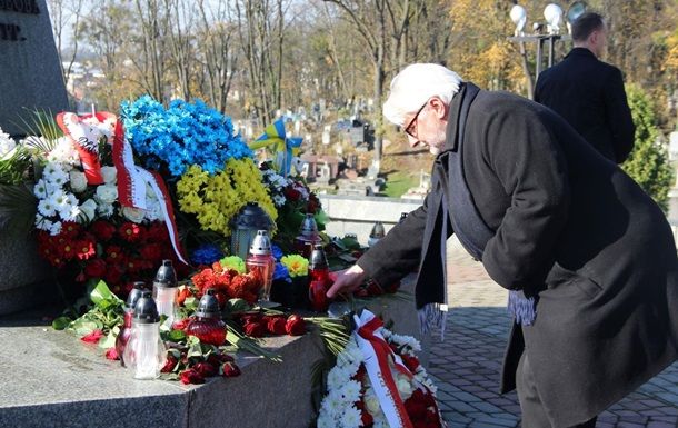 Ващиковский возложил цветы к памятнику жертвам коммунистических преступлений возле музея "Тюрьма на Лонцкого".