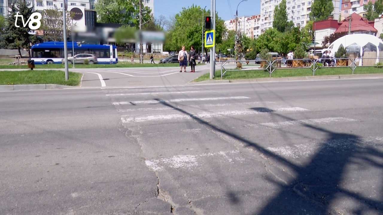 Водители и пешеходы жалуются на стертую дорожную разметку в Кишиневе.