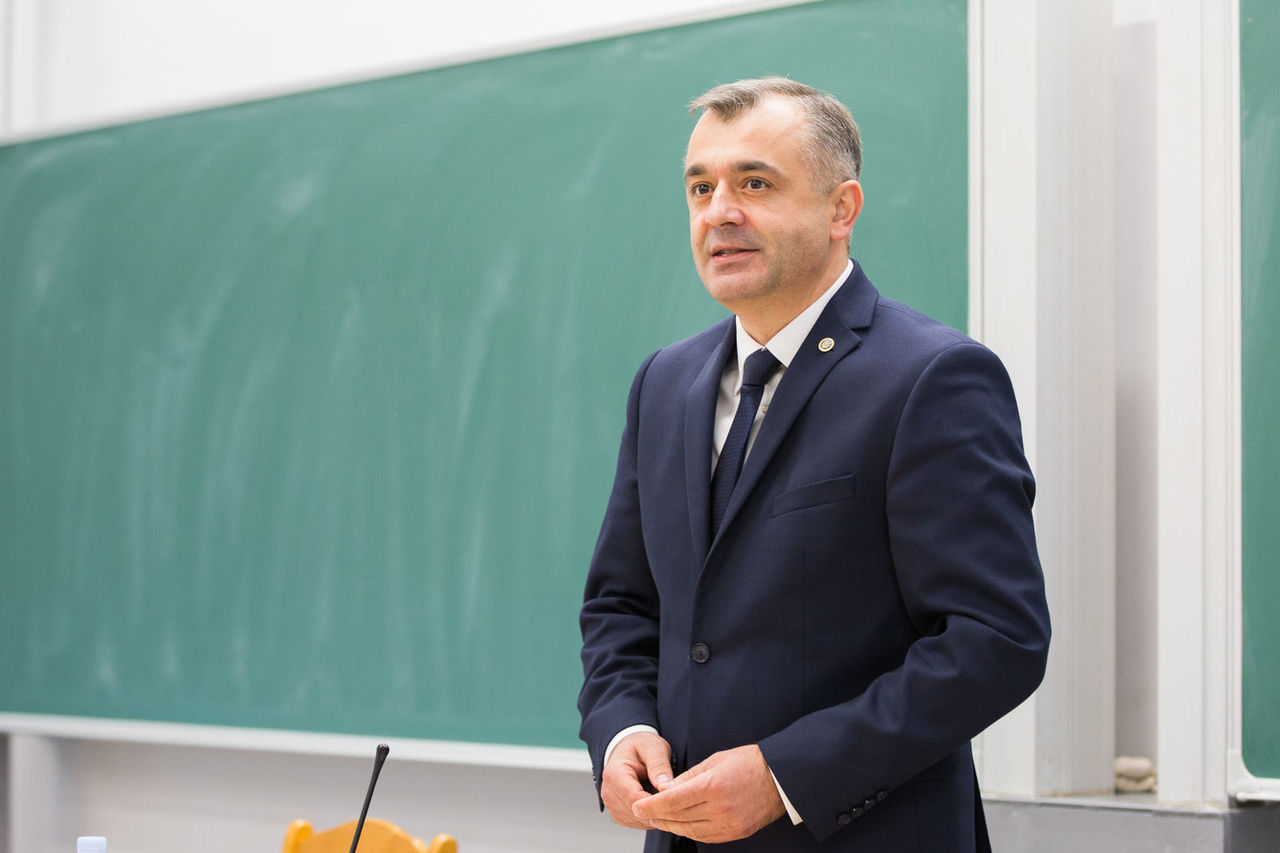 Премьер Кику посетил в Вулканештах лицей "Лучафэрул".