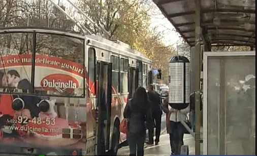На остановке рядом с Органным залом установили новое панно с расписанием движения троллейбусов.