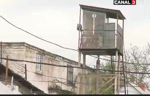Тюрьма номер семь в селе Руска огорожена большими железными воротами.