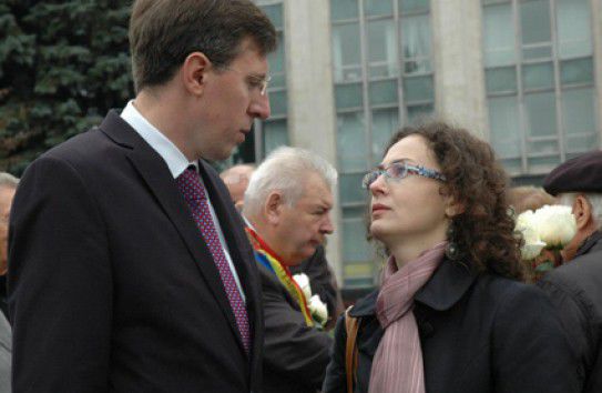 В 2013 году мэр ездил за границу только официально 20 раз, его одноклассница – 15 раз.