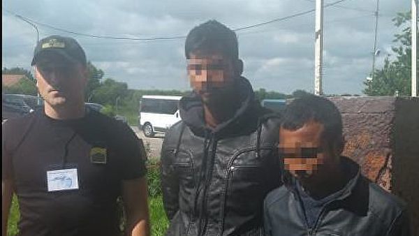 Мигранты "удивились и растерялись", когда их обнаружили украинские пограничники.