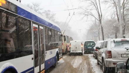 Circa 5000 de tone de material antiderapat a fost presărat pe traseele națioanale, în urma depunerilor de lapoviță.