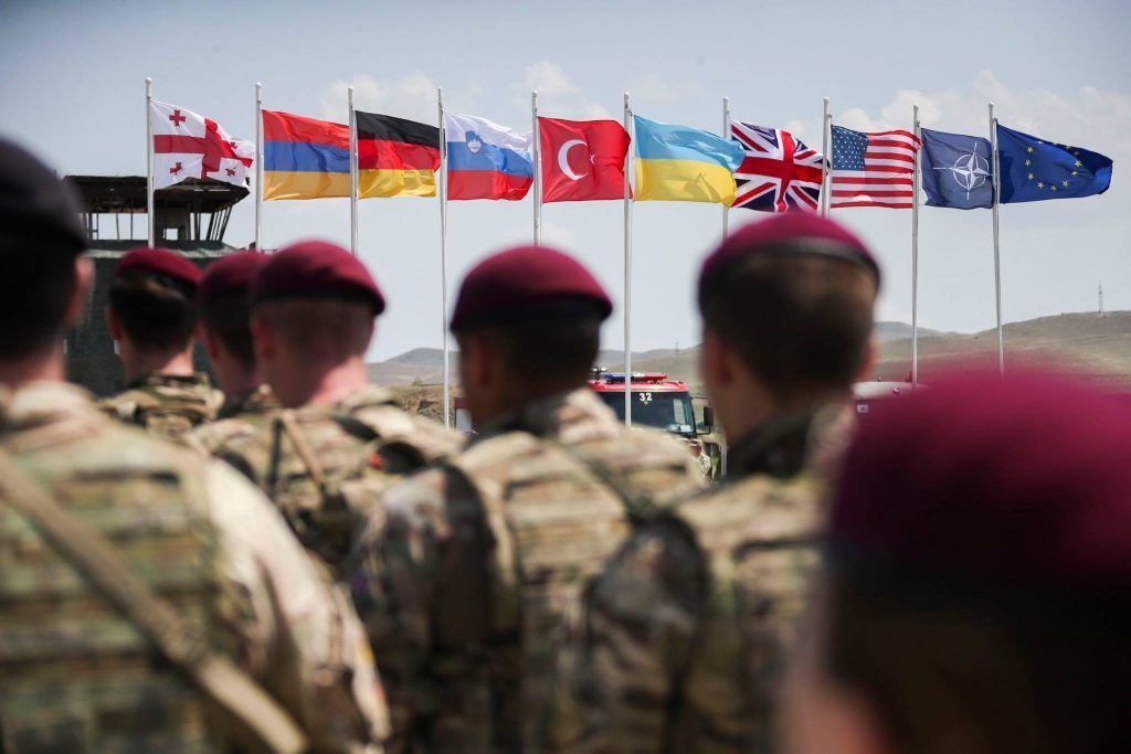 Генсек НАТО призвал союзников помочь Украине и Грузии.