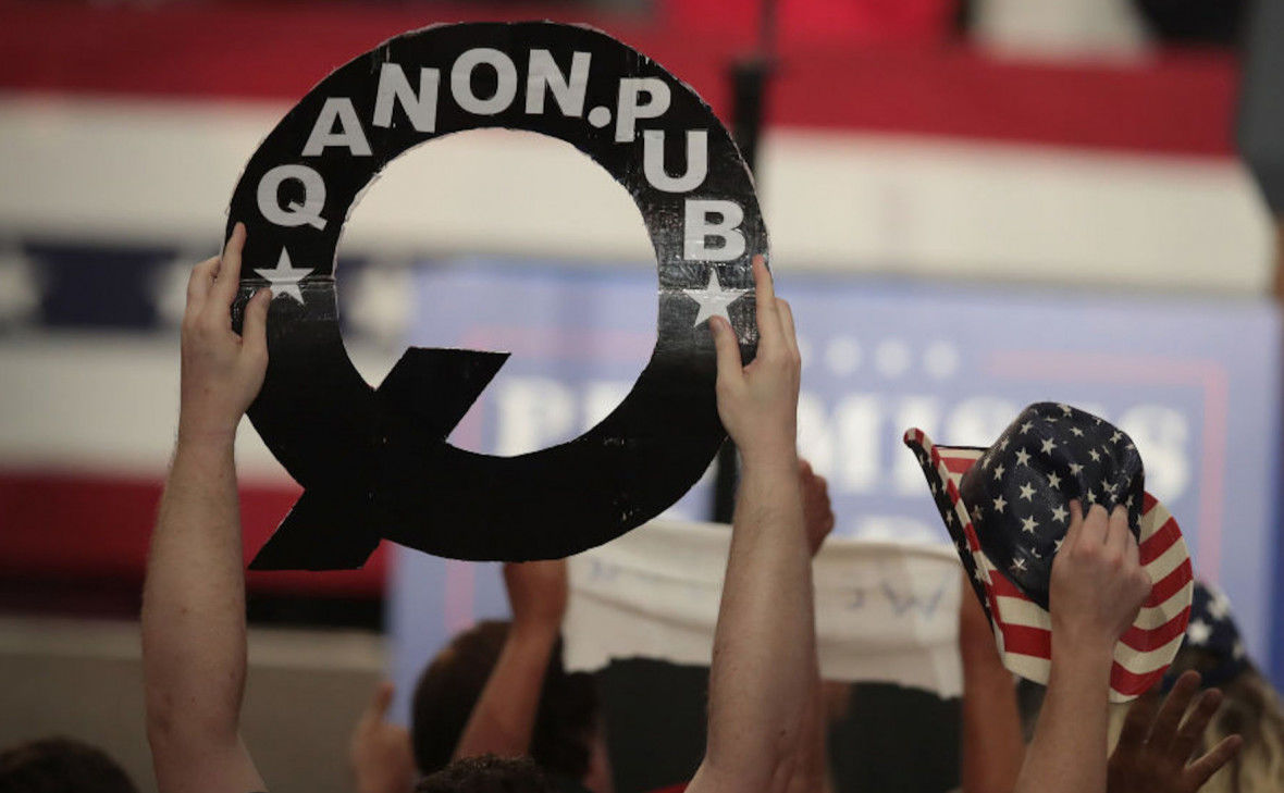 QAnon — популярная в США теория заговора, распространяемая с 2017 года.