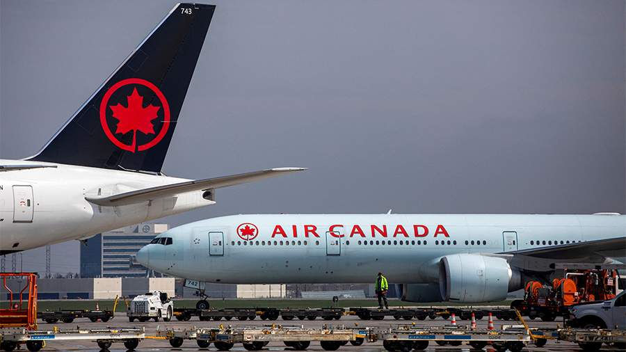 Рейсы Air Canada массово задерживаются из-за технических проблем.