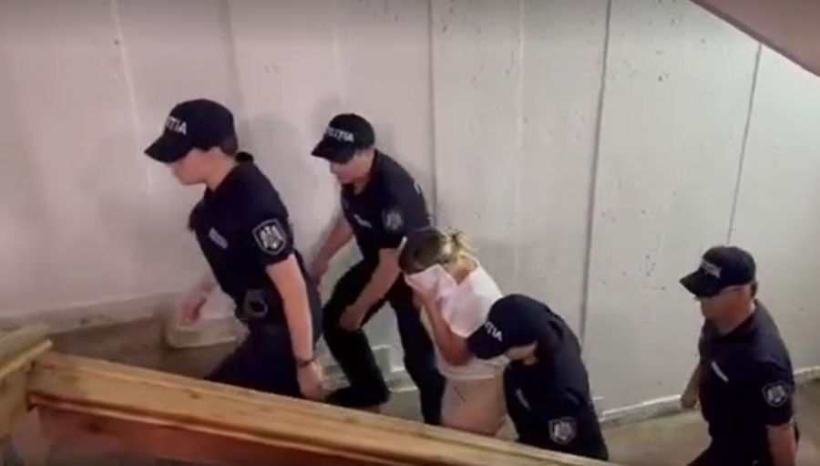 Женщина, выбросившая новорожденного ребенка в мусорный бак, помещена под арест на 30 суток.