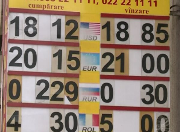Leul scade putin. Maine dolarul creste cu 23 de bani, iar euro cu 14 bani.
