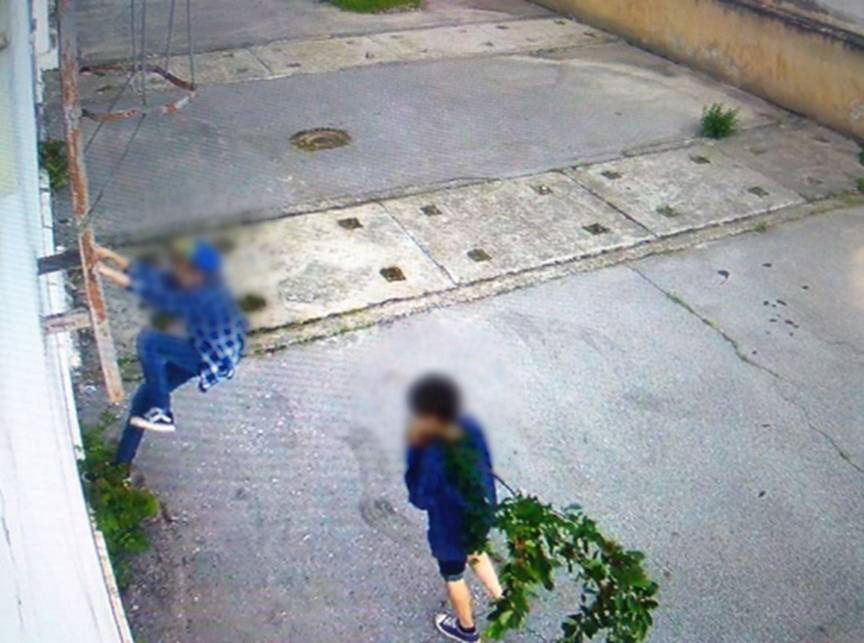 Copii, surprinși făcând selfie în condiiții de pericol grav de electrocutare. Foto: gasnaturalfenosa.md