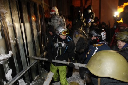 Штурм Украинского дома в ночь на 26 января 2014 года. Фото: Василий Федосенко / Reuters