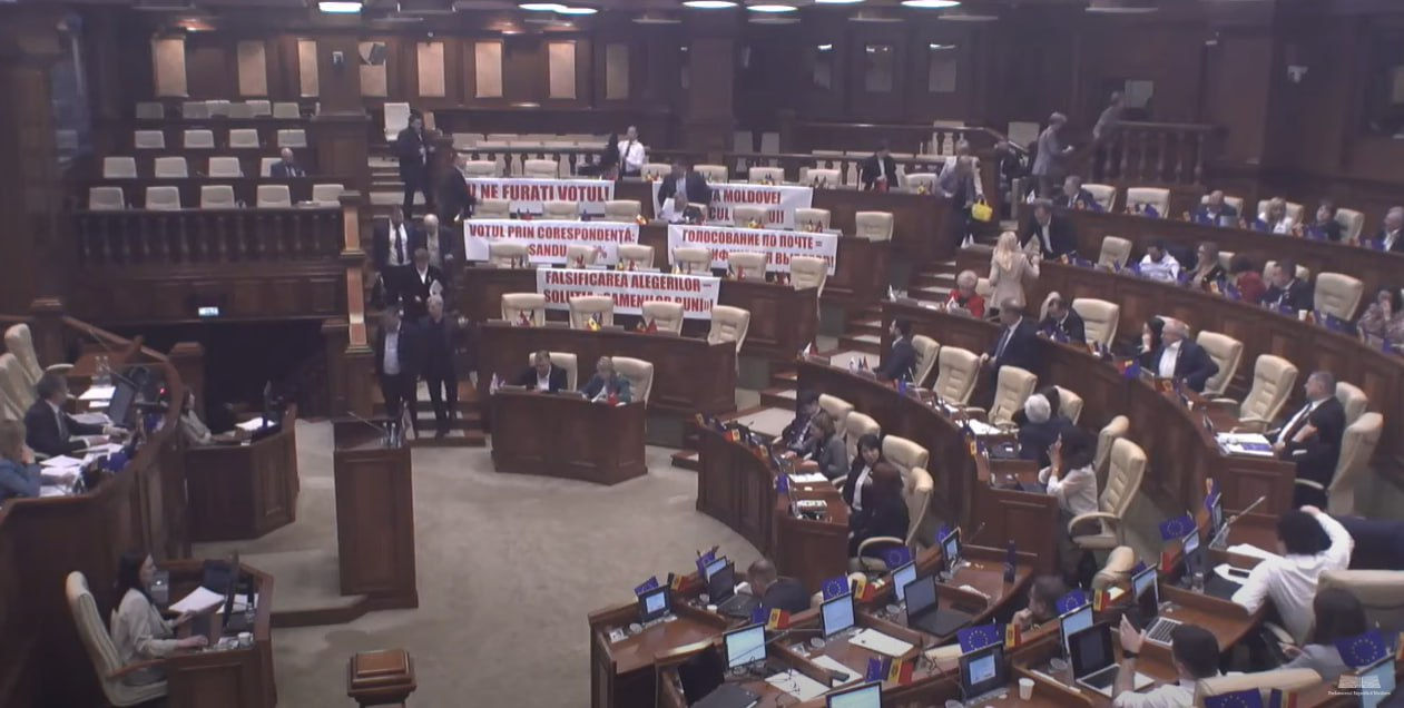 Депутаты от оппозиции покинули заседание парламента.