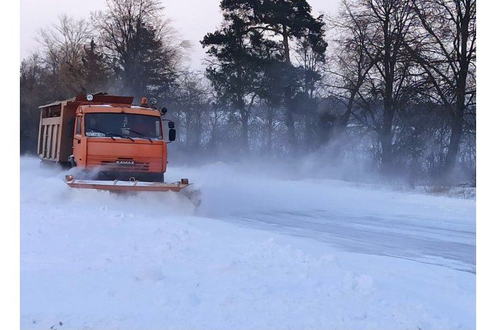 Дорожное движение на всех трассах общего пользования обеспечивается сегодня в зимних условиях.