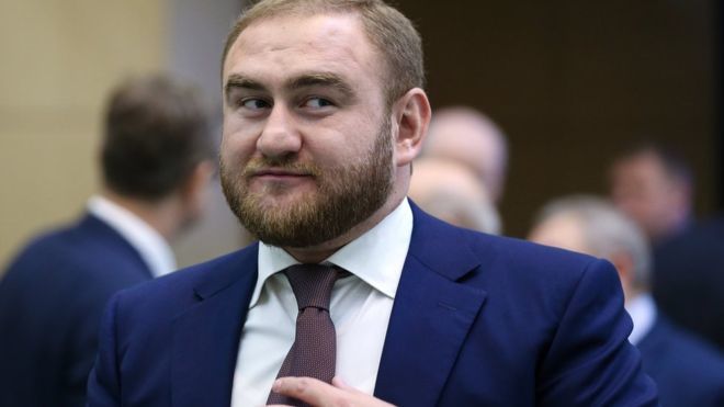 Рауф Арашуков может быть лишен мандата либо по собственному желанию, либо в случае обвинительного приговора по его делу.