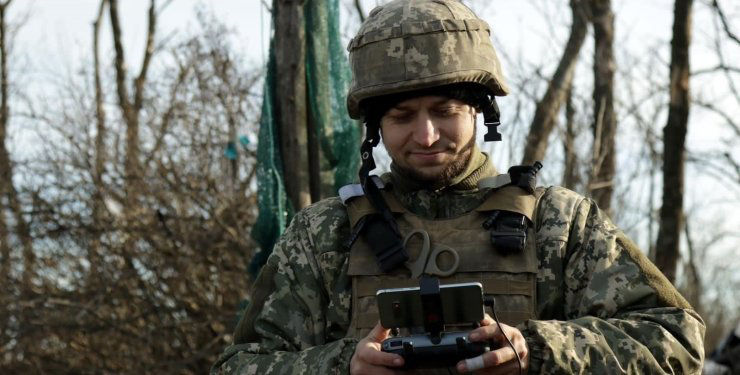 Военнослужащий ВСУ управляет дроном.