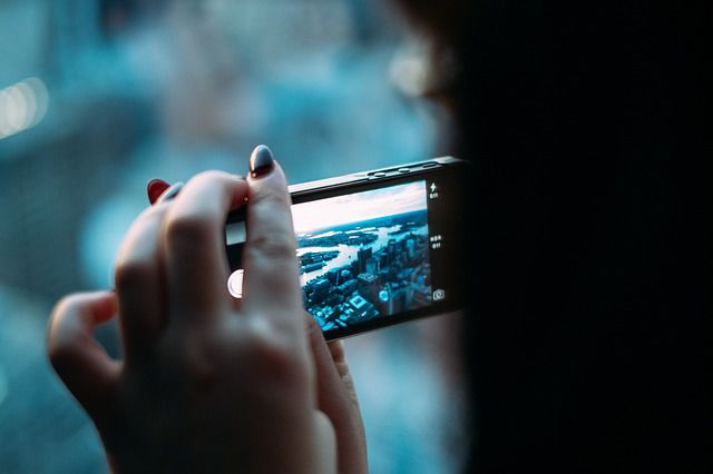 O persoană va petrece peste 5 ani din viaţă cu ochii în telefon. Foto: pixabay.com