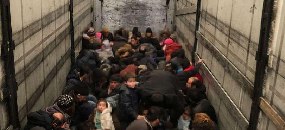 Гражданин Cербии попытался незаконно вывезти в своем грузовике 79 человек из Румынии.
