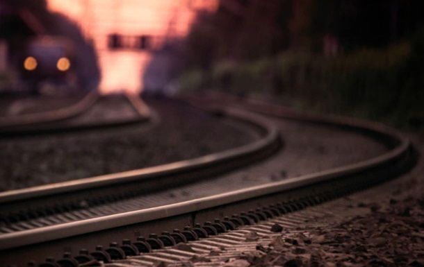 На путях нашли воронку диаметром четыре метра и глубиной три метра.