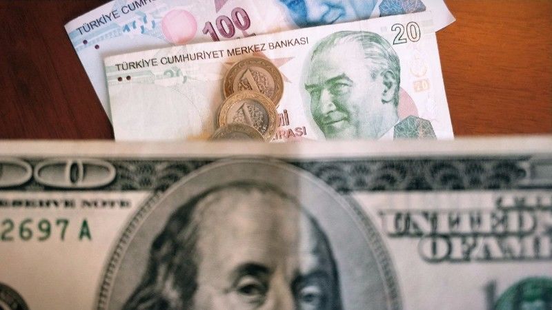 Турецкая лира в понедельник рухнула на 15% по отношению к доллару.