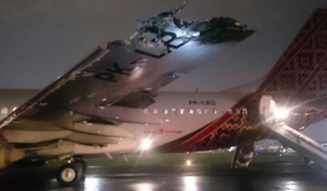 Două avioane de pasageri s-au ciocnit la sol în Indonezia. Foto: airlive.net