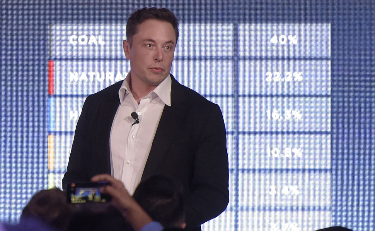 Bloomberg: Маск предупредил об угрозе падения акций Tesla.