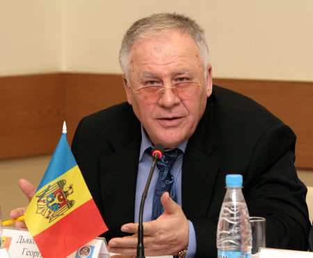 Dumitru Diacov a părăsit Parlamentul cu chipiul unui poliţist. Foto: replika.md